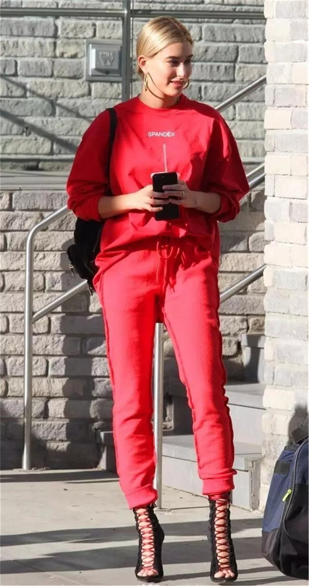 2020年流行的“运动裤”怎么穿？试试用这4款鞋子搭，时髦又显高