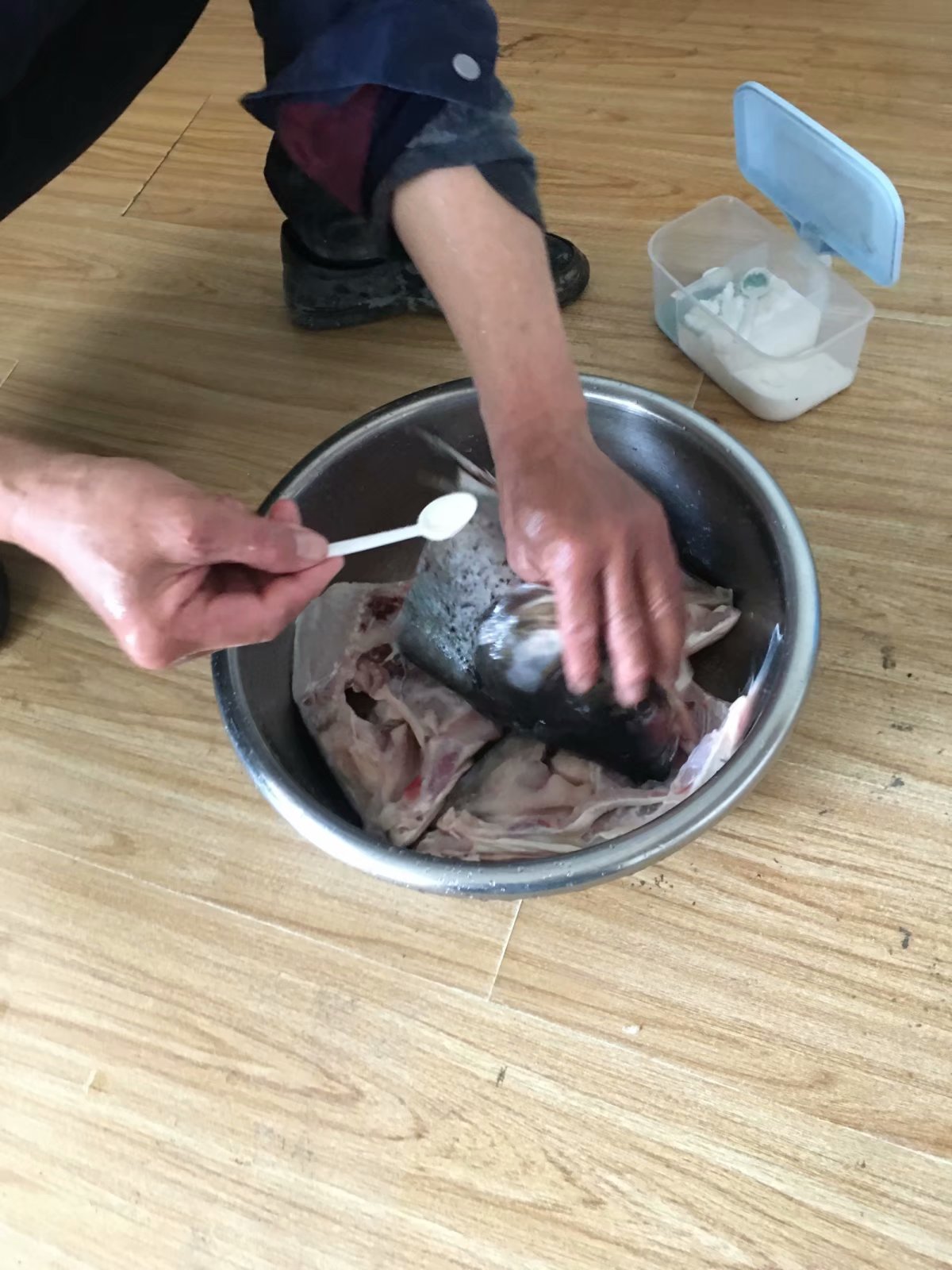 如何做酸辣鱼头炖豆腐,麻辣鱼头炖豆腐怎么做最好吃