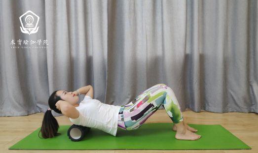 求实瑜伽丨驼背影响美观怎么办?瑜伽理疗来帮忙