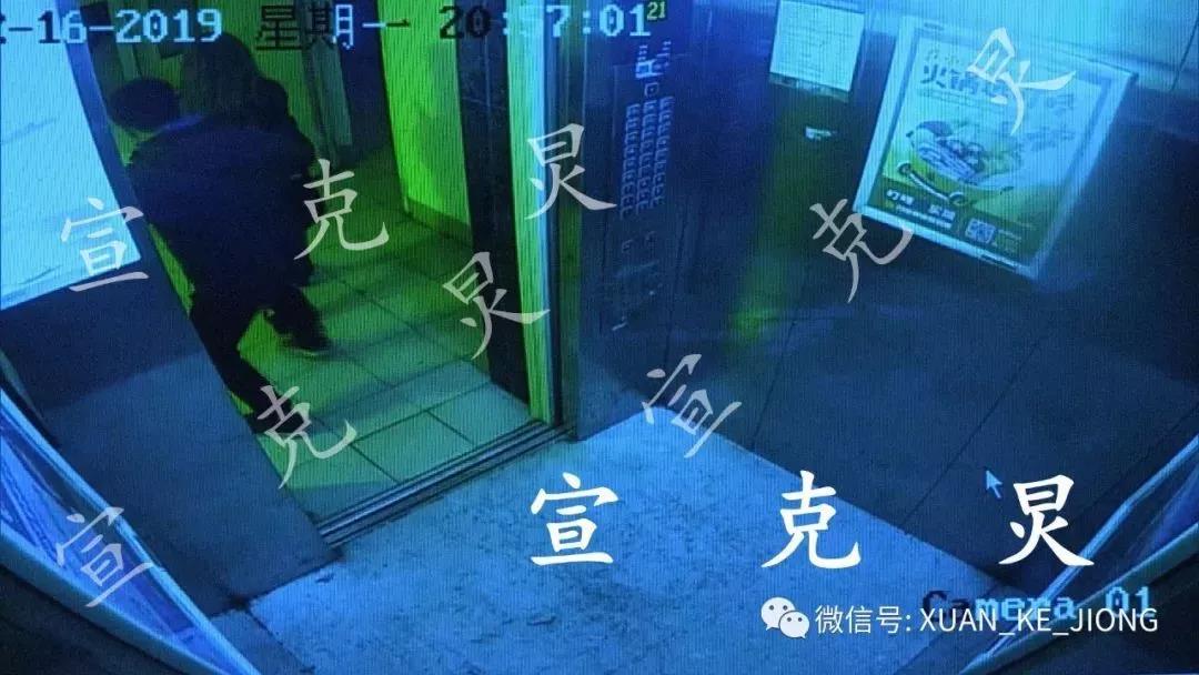 男子小区内连续踩踏女子,男子电梯里故意踩脚