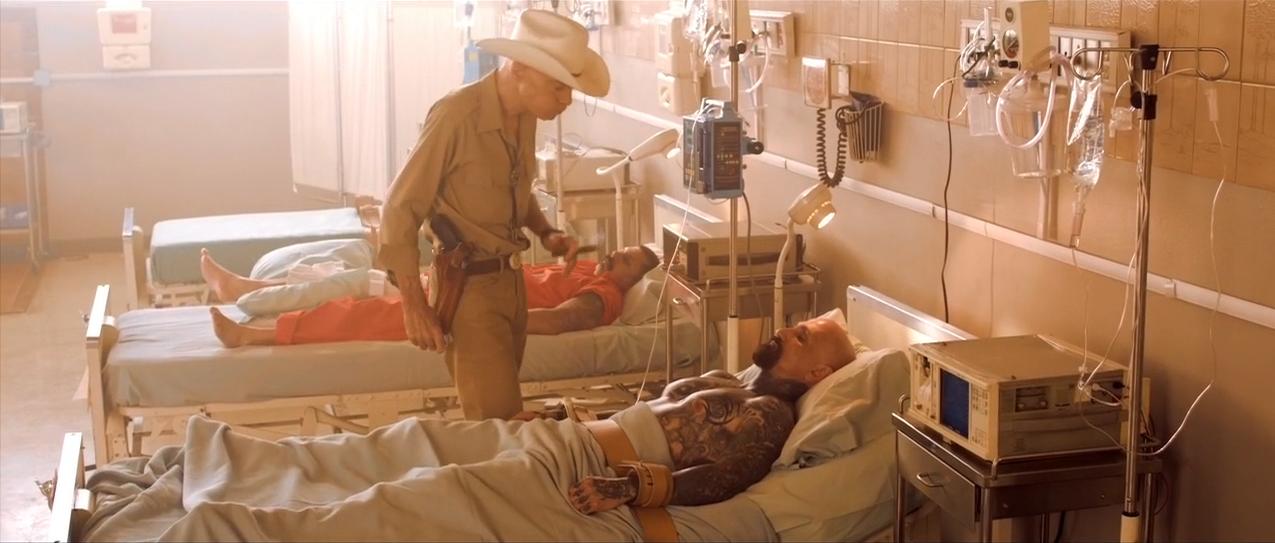 《人体蜈蚣系列》：从全彩到黑白默片重口味背后的荒诞剧情