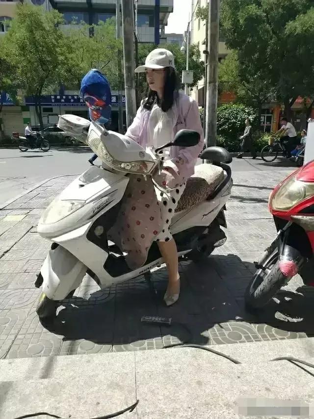 下雨电动车开大灯就不走怎么回事,电动车一开大灯就不走