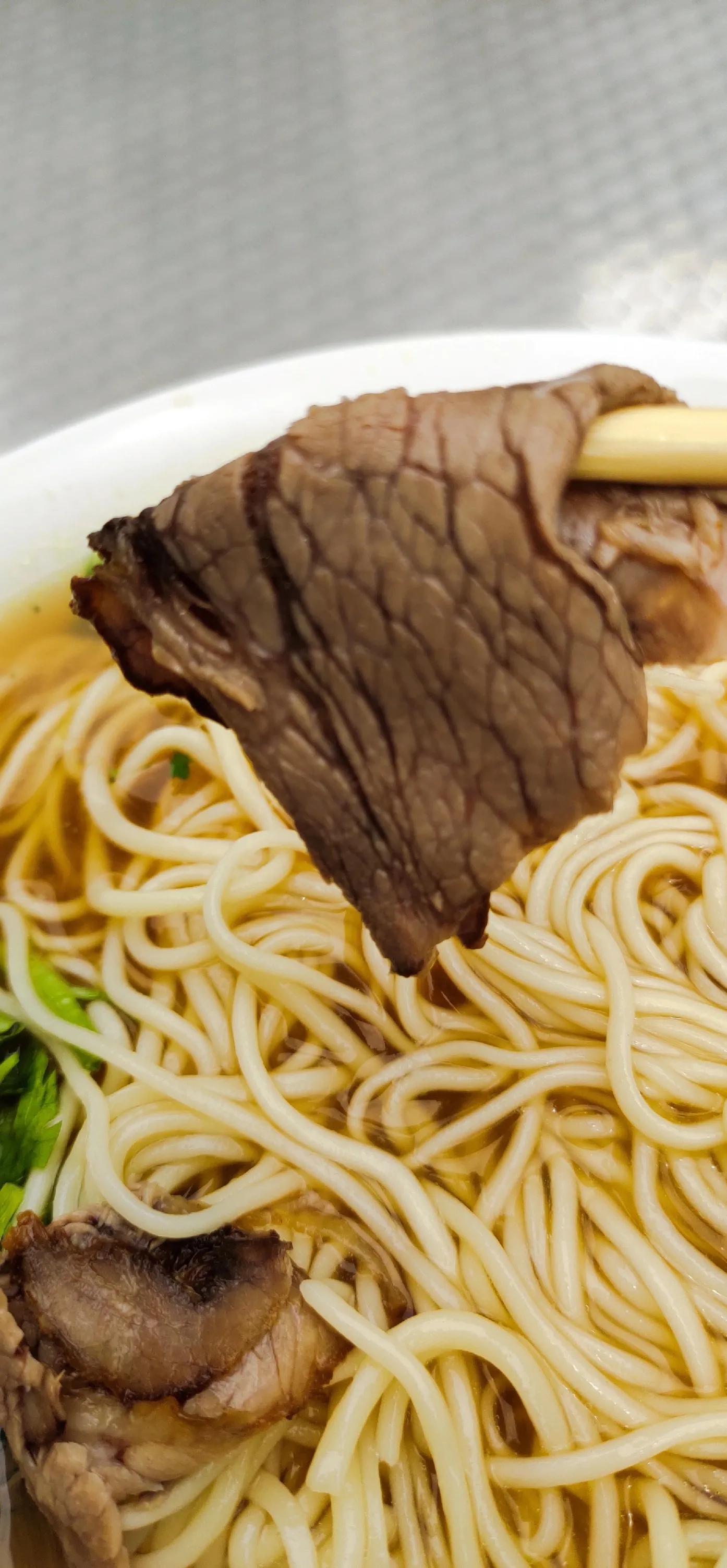 青岛黄汤拉面飘着绿色的油沫,青岛黄汤拉面