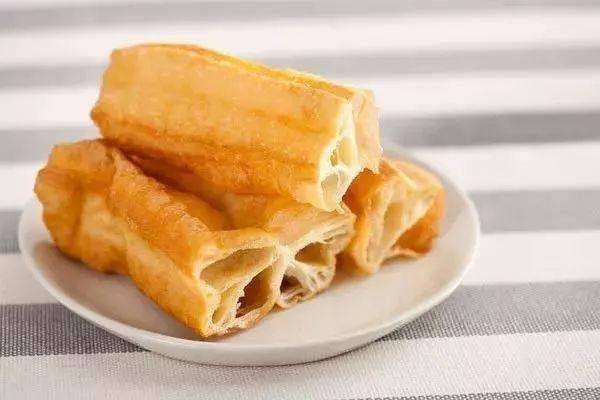 鸡蛋小油条的做法,鸡蛋油条汤的家常做法