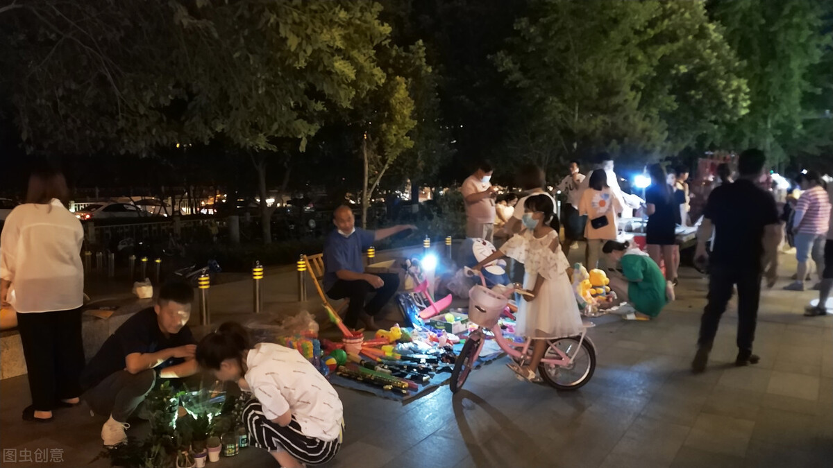 卖袜子地摊最快赚钱模式,摆地摊卖袜子一年赚100万是真的吗