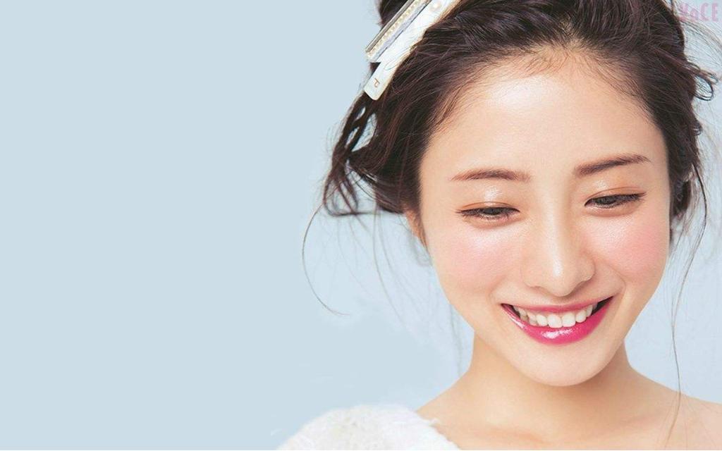 毕业生第一次工作面试自我介绍,刚毕业面试着装