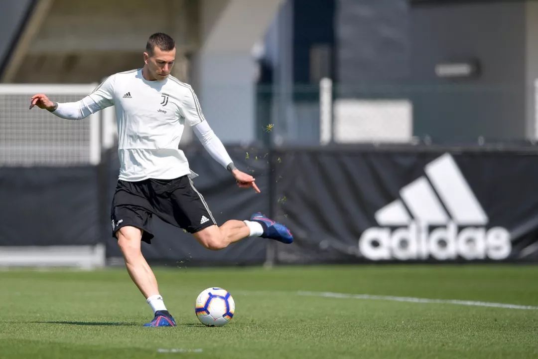 年轻人为什么买鞋,为什么年轻人买鞋疯狂