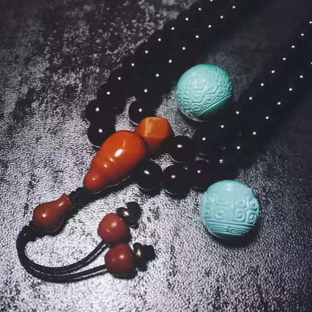 手串配饰是先盘还是先上配饰,沉香手串配饰和无配饰哪个好