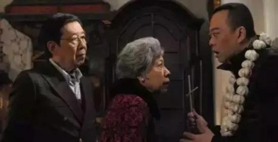 还记得“神婆专业户”罗兰吗？85岁的她如今过得怎么样