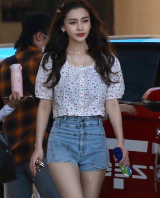 baby上班穿黑色吊带背心,baby最新穿的蓝色鞋子