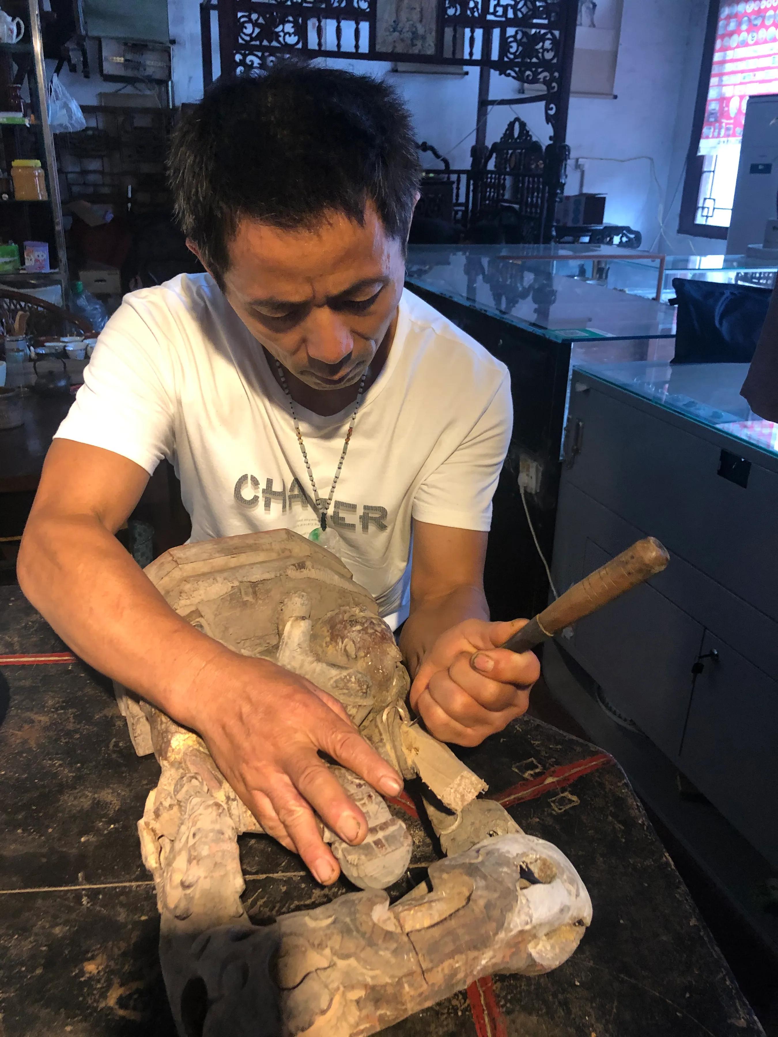 合川徐守学：让残缺老物件＂妙手回春＂