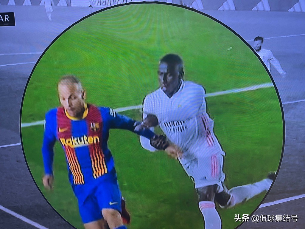 拉莫斯被红牌罚下去找裁判理论,这是啥逻辑