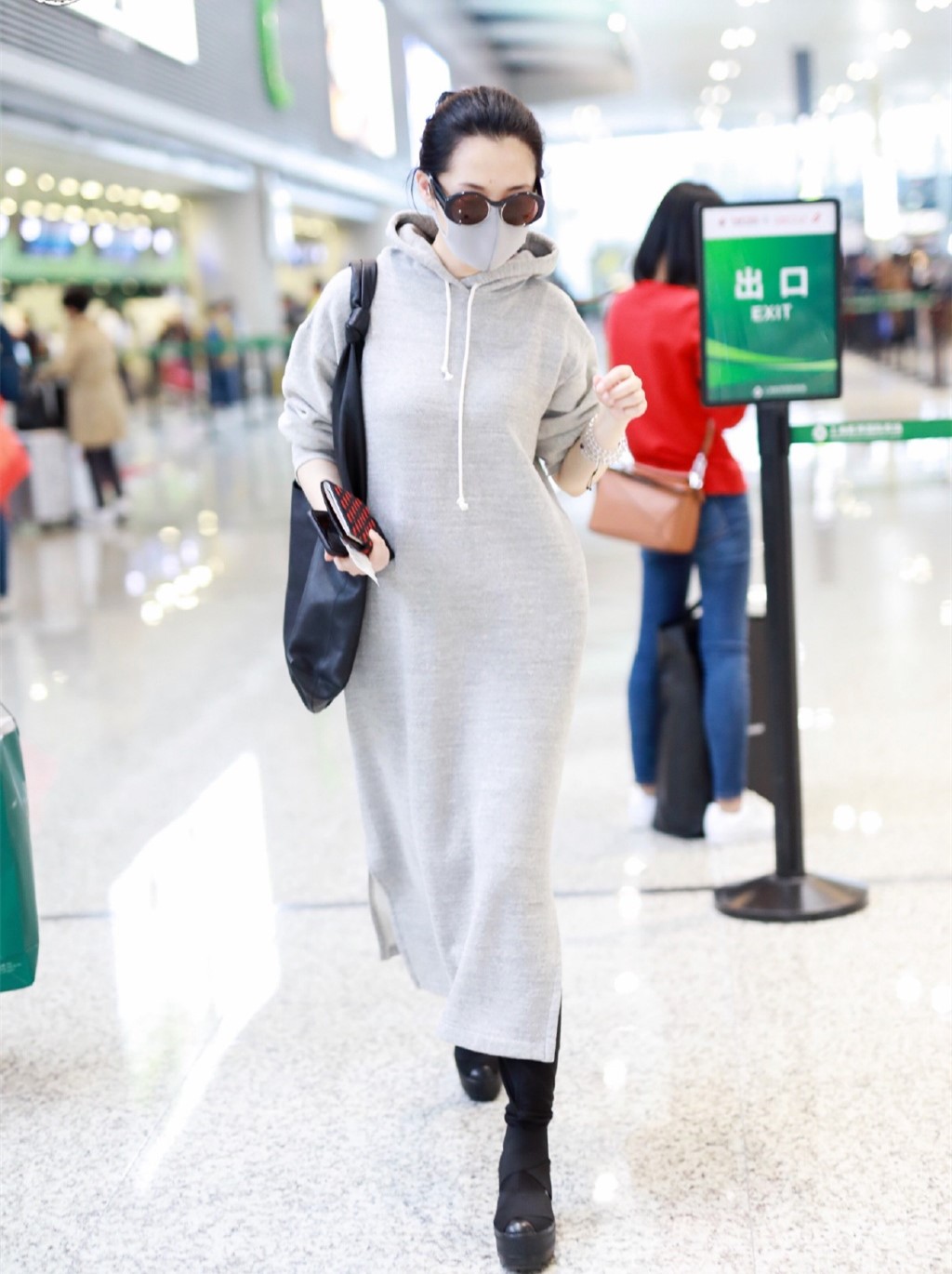 许晴减龄紧身打底裤穿搭,52岁许晴冬季穿搭高级洋气