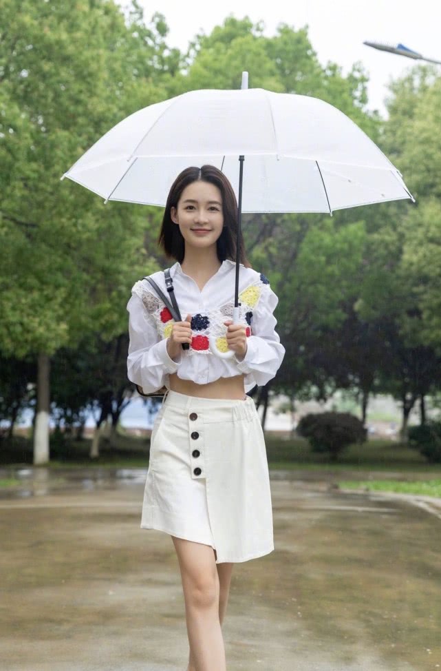 李沁元气满满少女瞬间减龄十岁,李沁羞涩甜美笑容好似邻家女孩