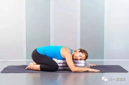 瑜伽婴儿式怎么会弓背,瑜伽婴儿式坐不到脚跟