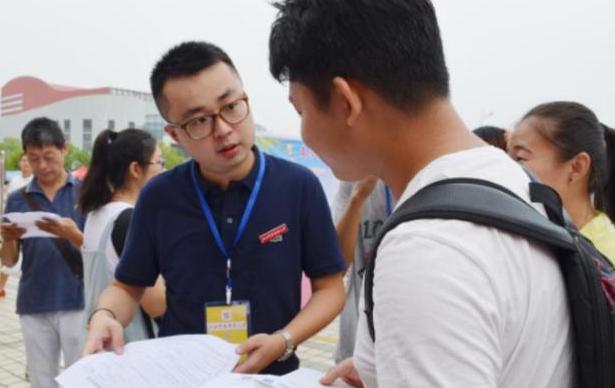 大学辅导员工资单曝光,看到真实收入后,网友直呼羡慕极了