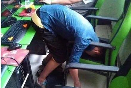 最大的廉价旅馆，不是路边招待所，而是网吧