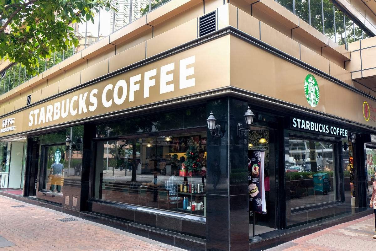 因吐槽星巴克难喝，王师傅老婆被人身攻击，网友：美国的厕所罢了