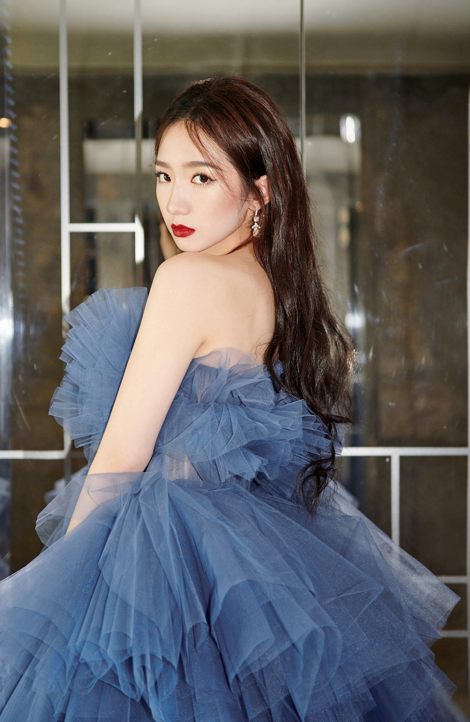 孟美岐穿吊带礼裙,孟美岐雾霾蓝纱裙造型温柔又优雅