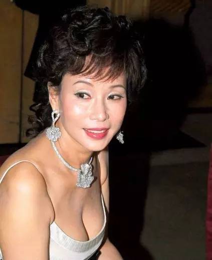 从护工逆袭成百亿阔太，这招“扮猪吃老虎”，谁用的比她好？