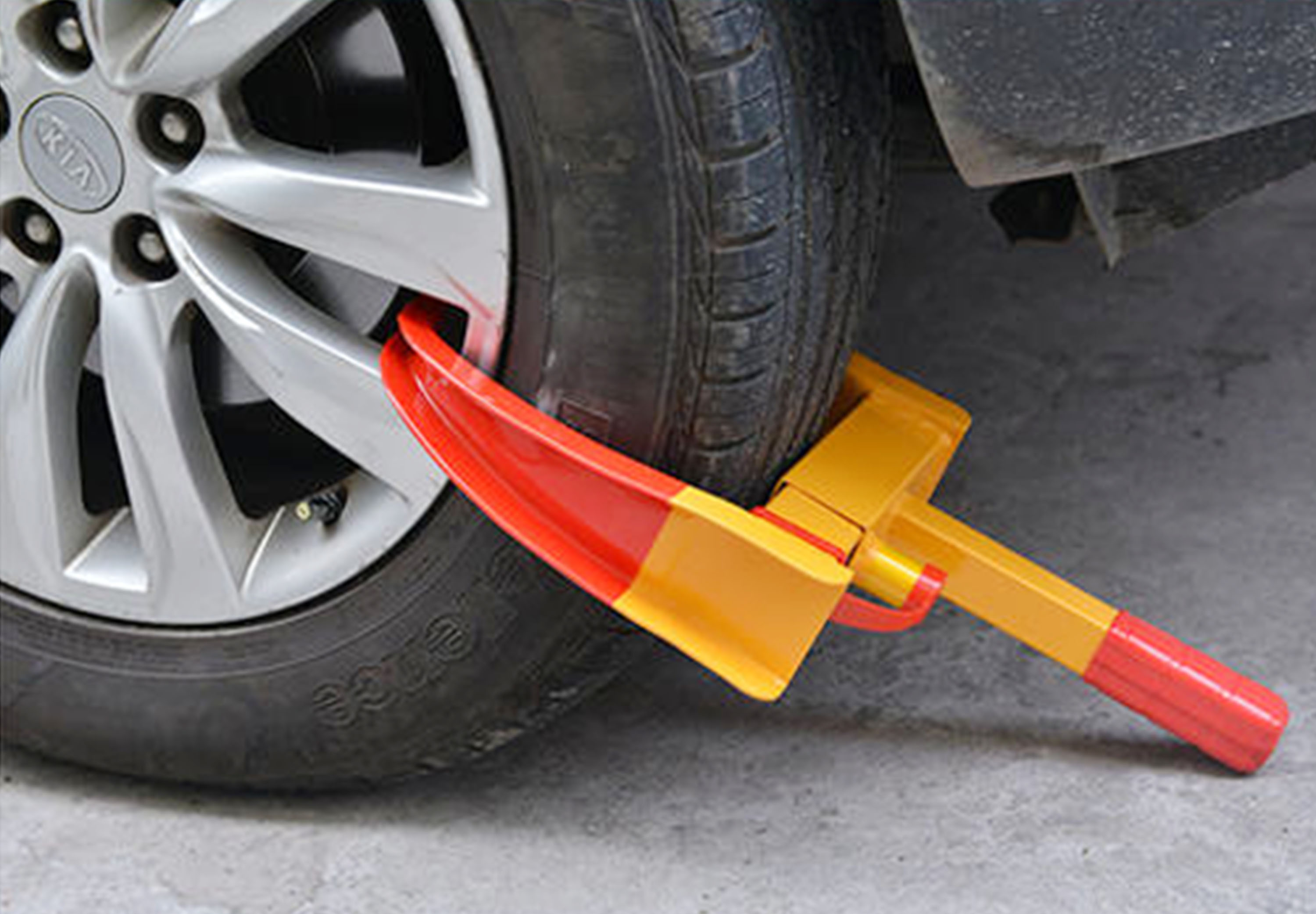 车轮胎被恶意锁住怎么办,汽车轮胎被上锁