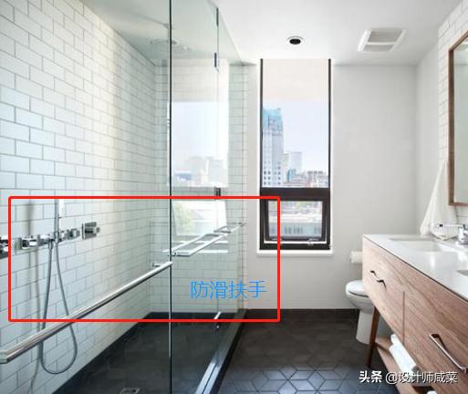 老年人雨天滑倒怎么办,爸妈年纪大了洗澡特别担心滑倒