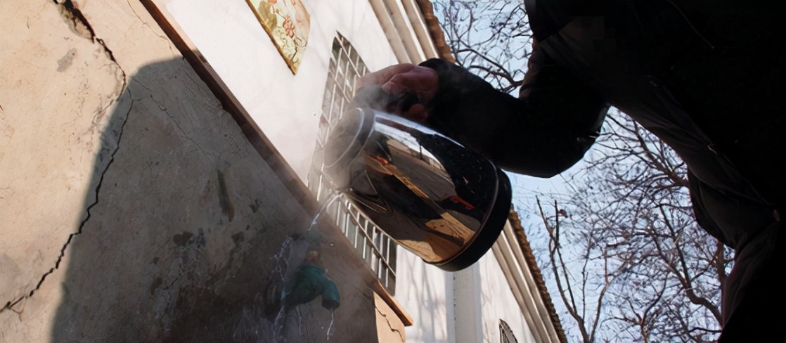 冬天水管冻住了怎么解决,冬天小区水管冻住了该弄哪里