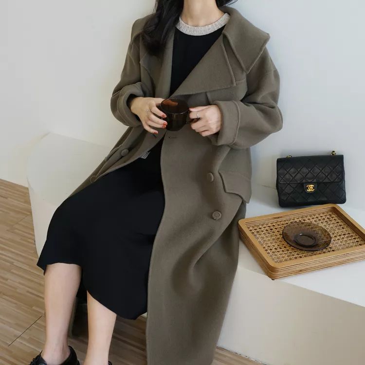 杏色大衣内搭什么颜色毛衣好看,深蓝色大衣内搭什么颜色的毛衣