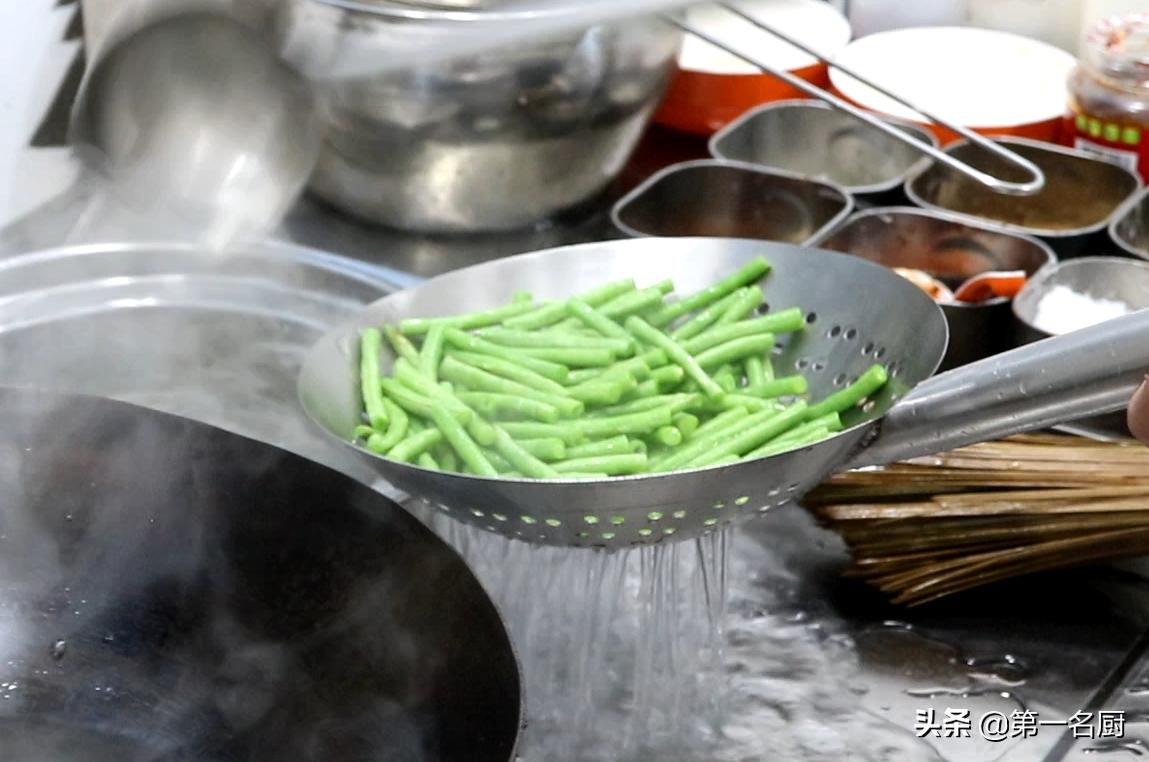 凉拌豆角怎么做又嫩又好吃,豆角最好吃的做法不炒不炖不凉拌