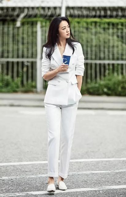 汤唯身材真丰满,穿深V衬衫配半身裙真空上阵,“夹腿坐”真养眼