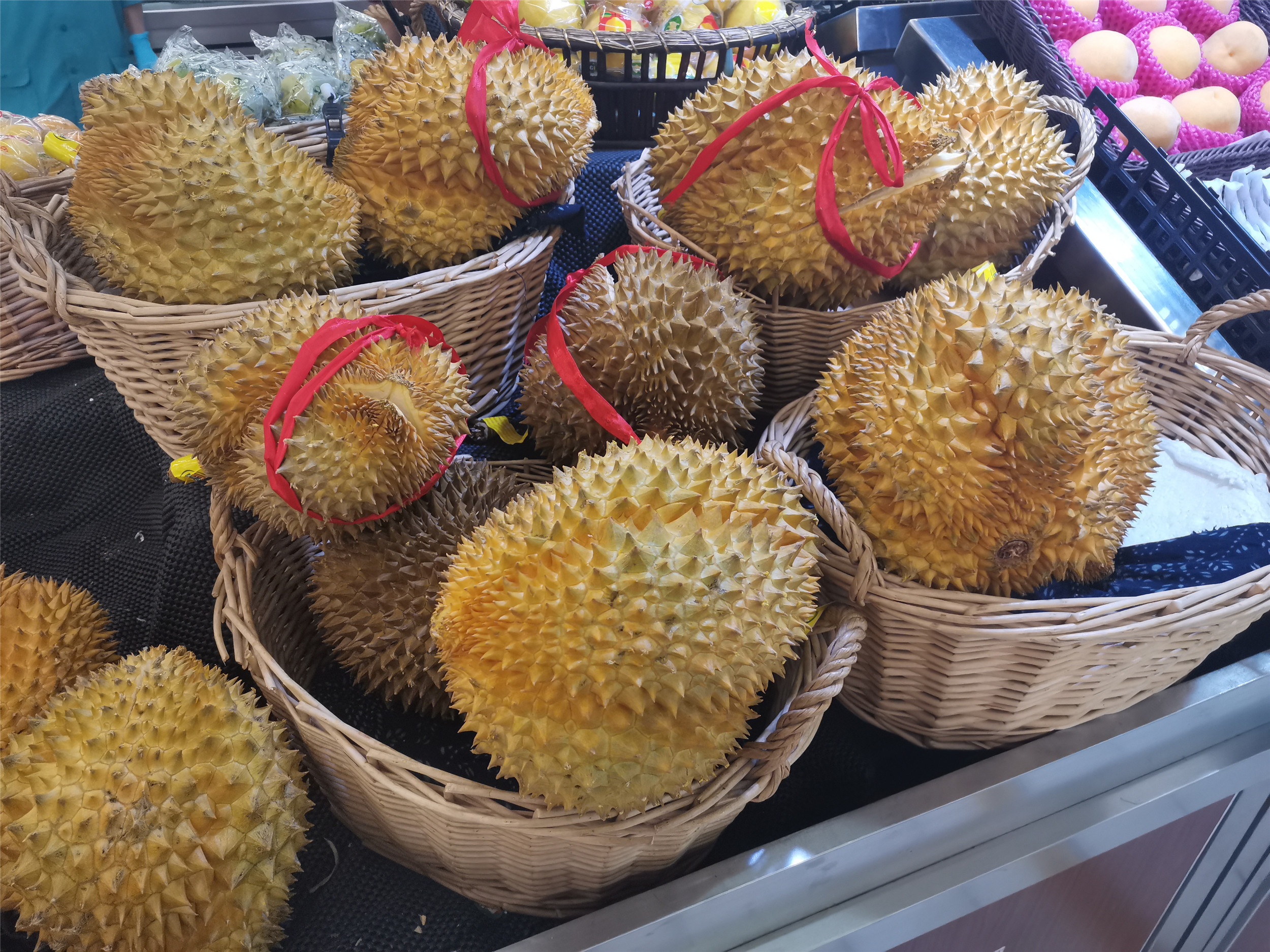 买榴莲的三个挑选方法,水果店老板告诉你榴莲怎么挑选