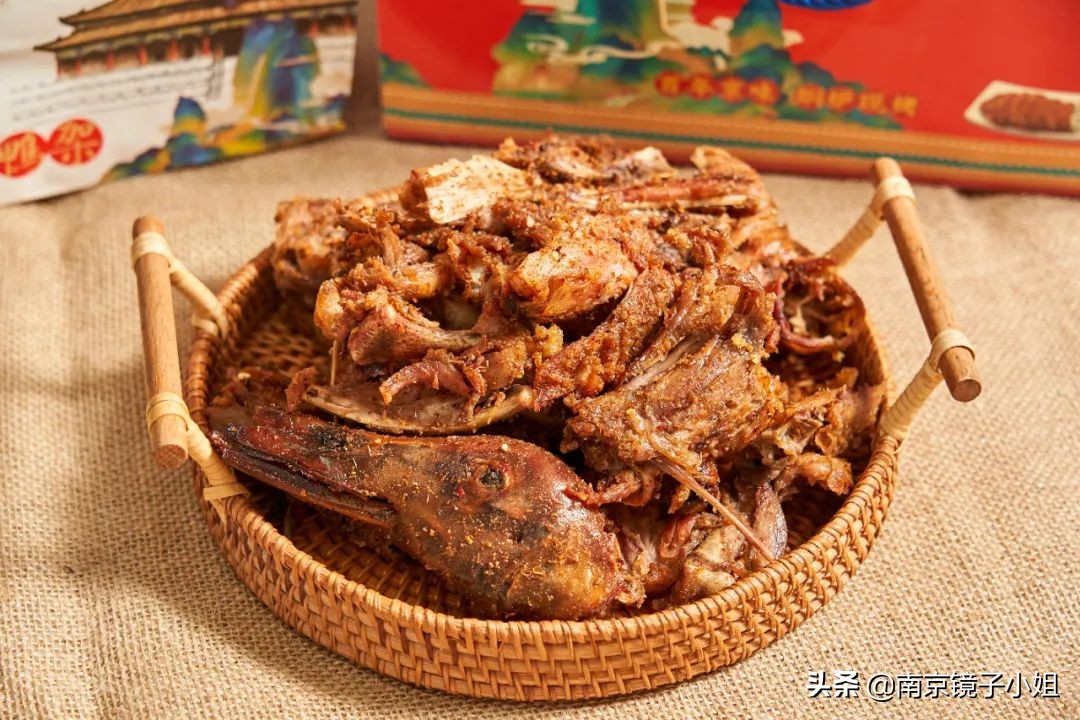 烤鸭最酥的一块鸭皮酥到了极点,味道纯正的烤鸭肉质鲜嫩