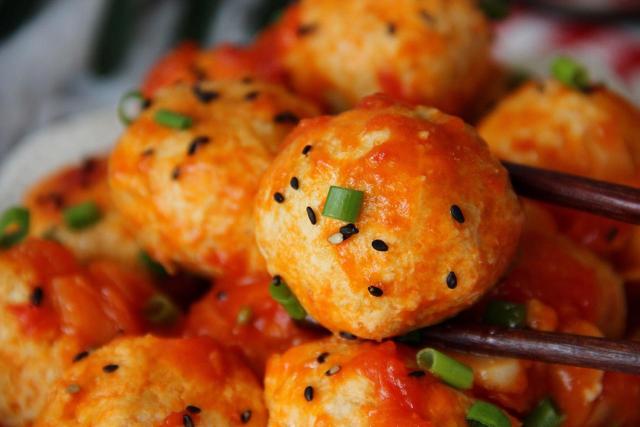 糖醋炸鸡丸的做法,糖醋鸡肉丸的家常做法视频