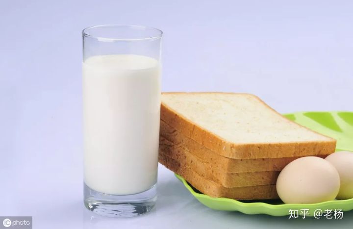 新生儿一喝牛奶就拉肚子怎么回事,小时候能喝牛奶长大一喝就拉肚子