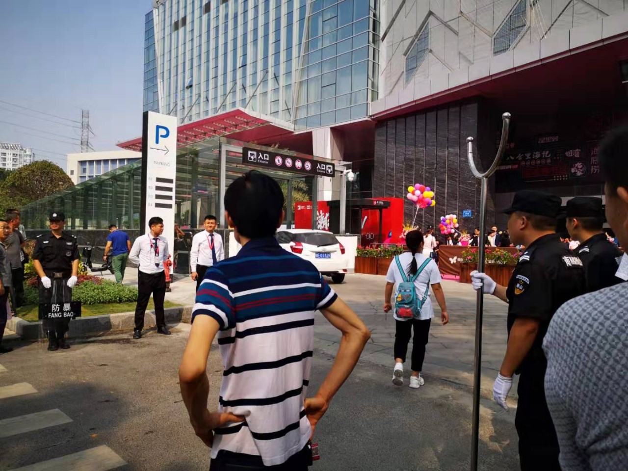 深圳西丽益田假日里人流,开业第一天人流量爆棚