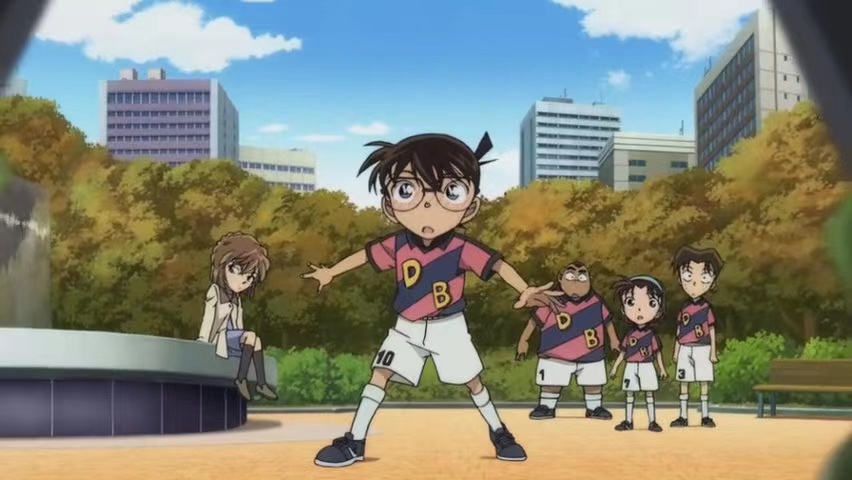 毛利兰穿短裙子,柯南看灰原哀穿毛线衣