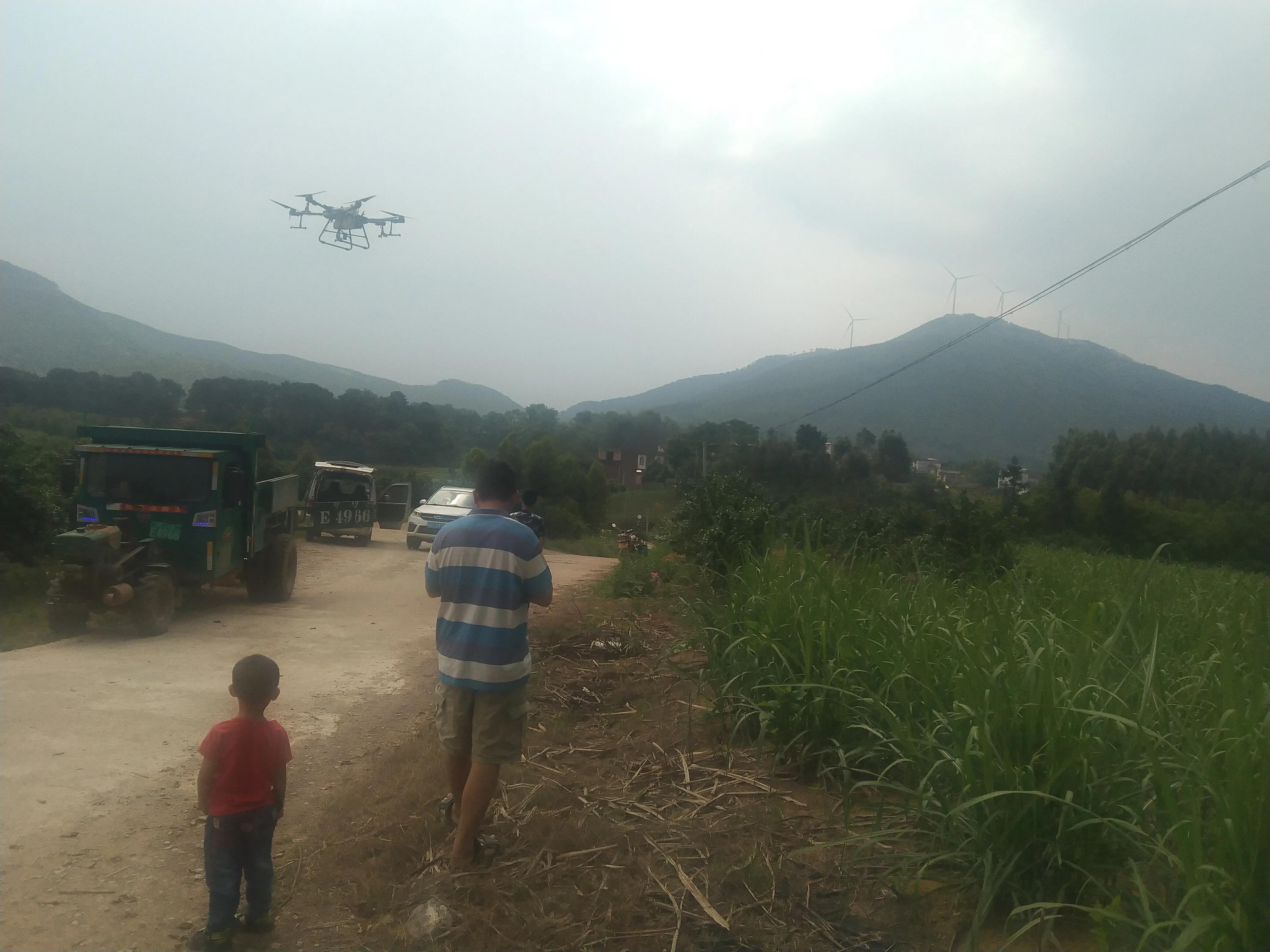 翱翔蓝天的无人机,翱翔蓝天下的大疆无人机