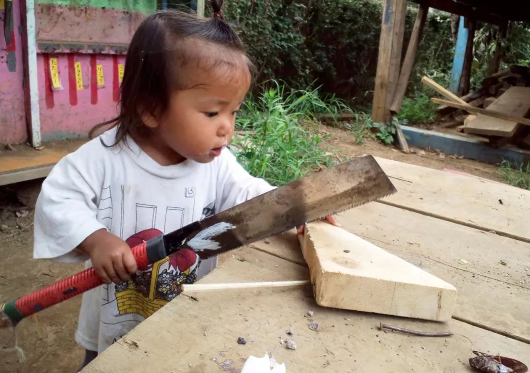 动刀抡锤，玩火涉水，这样的公园为何还能吸引那么多父母？