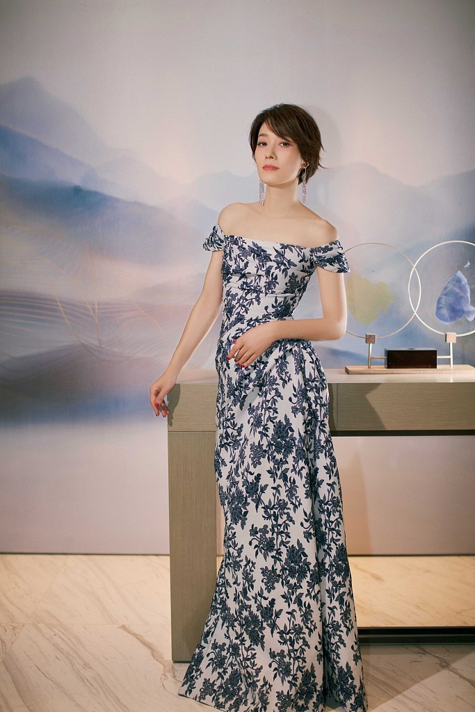 马伊琍同款短发穿衣搭配,马伊琍穿黑色羽绒服图片