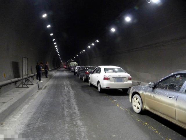 隧道里遇到龟速车,高速隧道遇到龟速行驶怎么处理