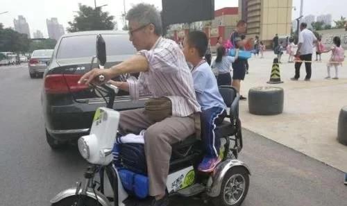 封闭式电动小三轮接送孩子,电动小三轮接娃