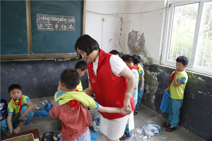 六一儿童节献爱心慰问活动,关爱困境儿童六一慰问暖童心