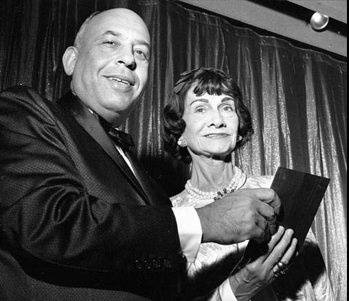 她是时尚界大V，交往过7个男人却终身未嫁，女人梦想拥有她的包包