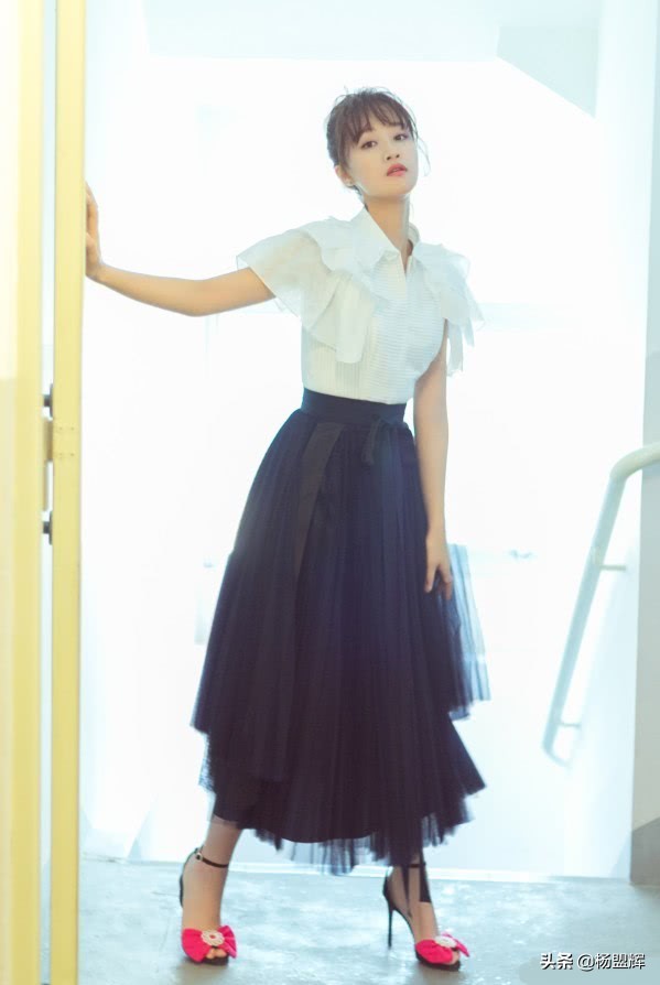 蓝盈莹连体衣,蓝盈莹穿高筒袜