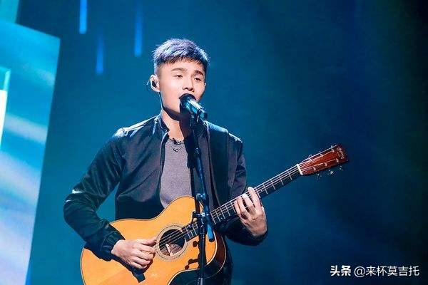 电箱吉他和加拾音器的吉他区别,初学者选吉他电箱还是原声