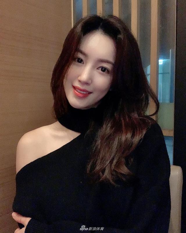 韩国高尔夫美女模特甜美可人