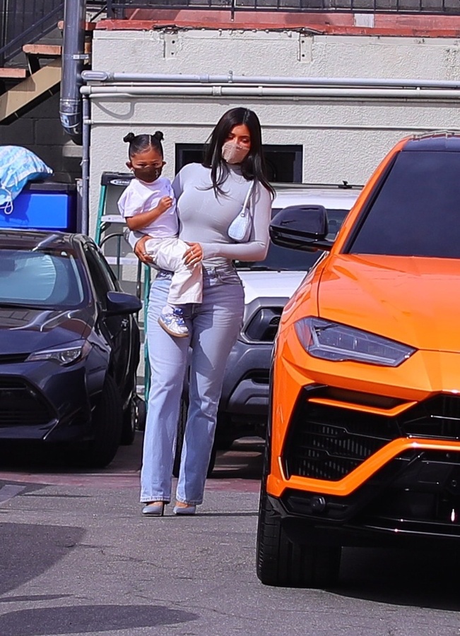 百亿富婆金小妹亚洲蹲迷人！裹黑白闪电连体裤霸气，前凸后翘绝辣