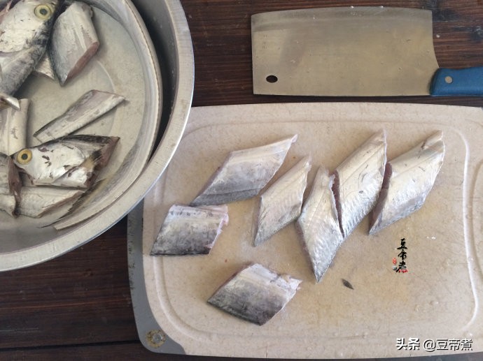 带鱼炸后怎么烧好吃又简单,带鱼的做法不用炸最好吃
