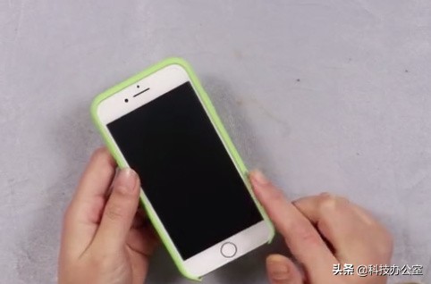 手机屏幕脏了怎么擦才能擦干净,手机屏幕脏了用什么擦才能干净