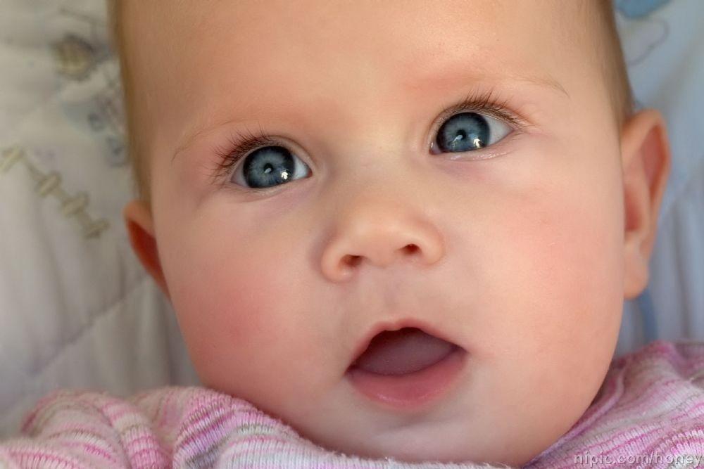 孩子老是嘴干舔嘴唇唇边怎么办,小孩嘴唇可以涂唇膏吗